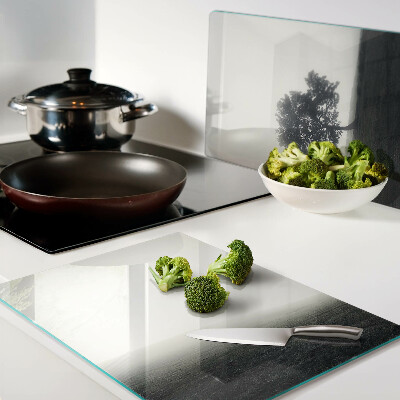 Schneidebrett glas Ein Baum in einer nebligen Landschaft