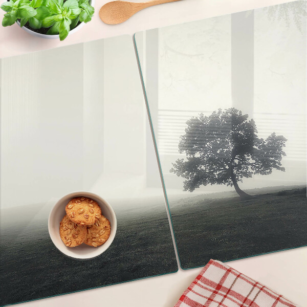 Schneidebrett Glas mit Motiv eines Baums in nebliger Landschaft