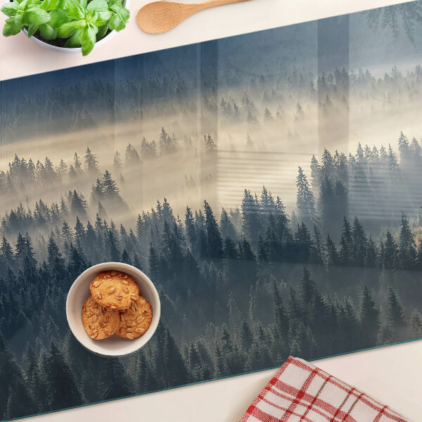 Schneidebrett mit Motiv einer nebeligen Waldlandschaft