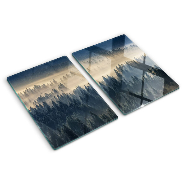 Schneidebrett mit Motiv einer nebeligen Waldlandschaft