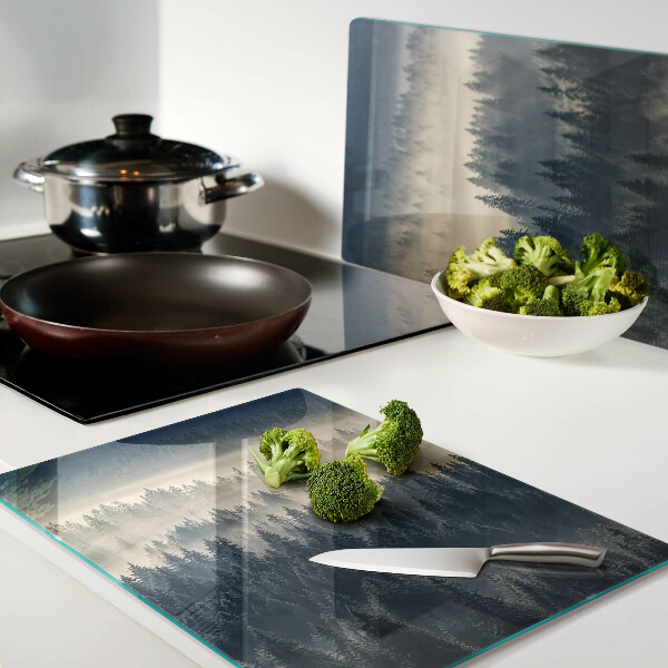 Schneidebrett Nebelige Waldlandschaft