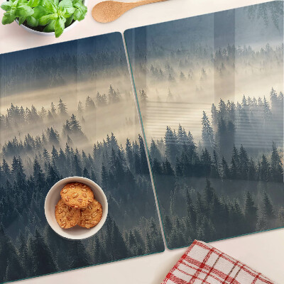 Schneidebrett mit Motiv einer nebeligen Waldlandschaft
