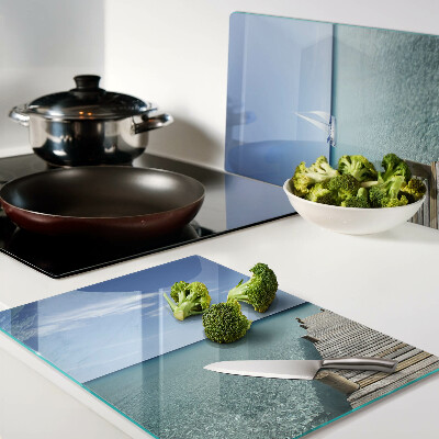 Schneidebrett mit Motiv eines Piers über dem türkisfarbenen Meer