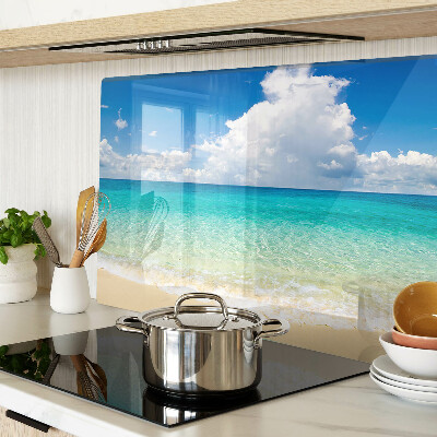 Glas schneidebrett Ein Strand mit türkisfarbenem Wasser und Wolken