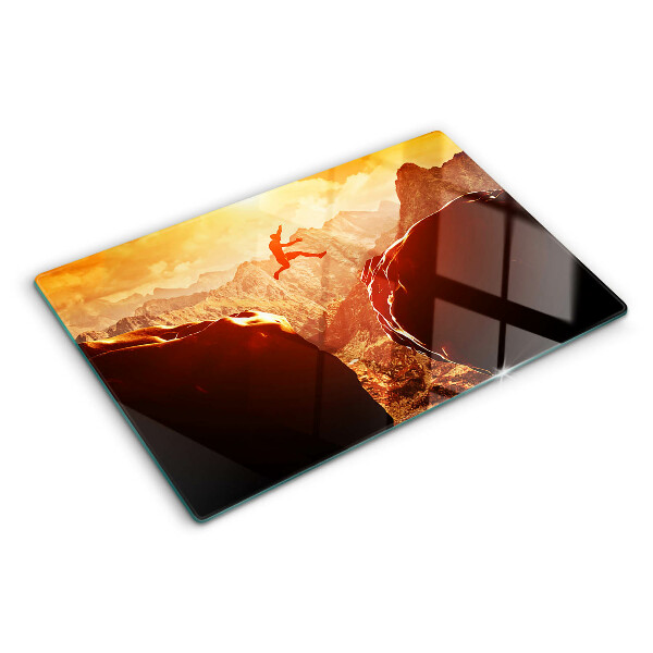 Schneidebrett Glas mit Motiv „Springen in den Bergen bei Sonnenuntergang“