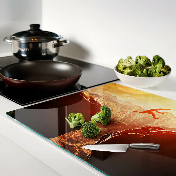 Schneidebrett glas Springen in den Bergen bei Sonnenuntergang