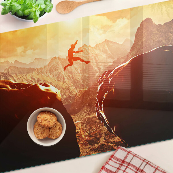 Schneidebrett Glas mit Motiv „Springen in den Bergen bei Sonnenuntergang“