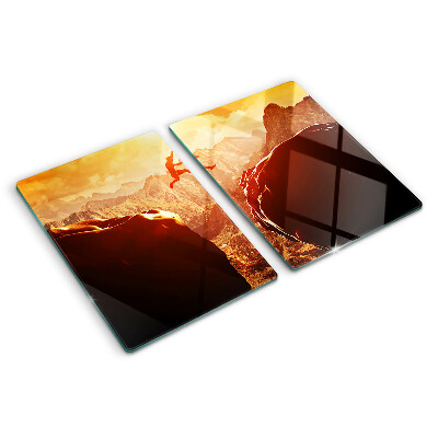 Schneidebrett Glas mit Motiv „Springen in den Bergen bei Sonnenuntergang“