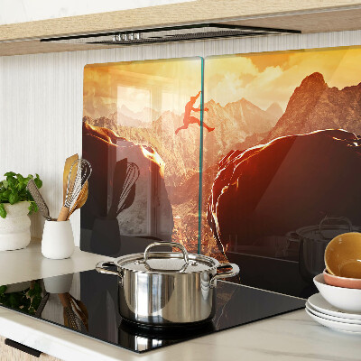 Schneidebrett glas Springen in den Bergen bei Sonnenuntergang