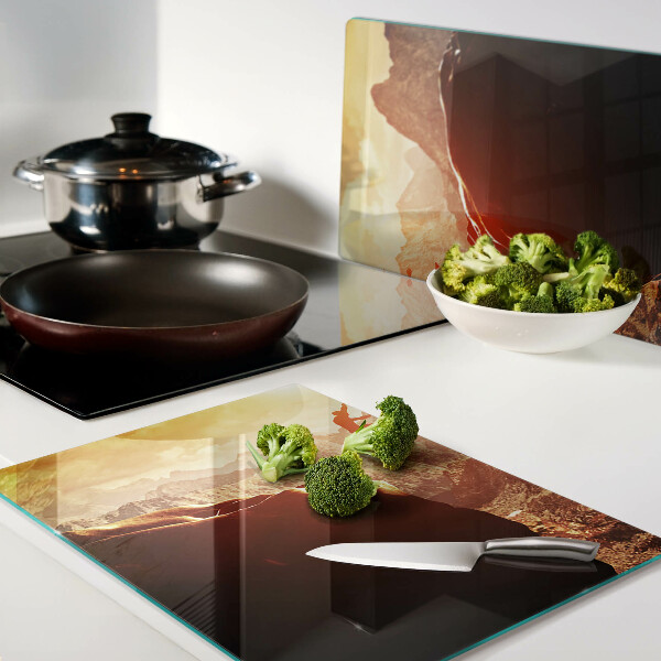 Schneidebrett glas Springen in den Bergen bei Sonnenuntergang