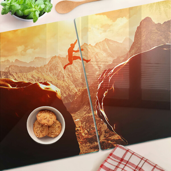 Schneidebrett glas Springen in den Bergen bei Sonnenuntergang