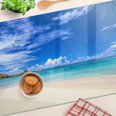 Schneidebrett Tropischer Strand mit blauem Himmel