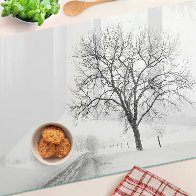 Schneidebrett Leere Winterlandschaft mit einem Baum