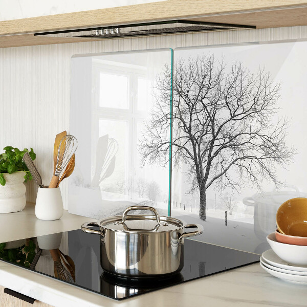 Schneidebrett mit Motiv einer winterlichen Landschaft und einem Baum