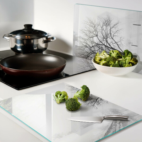 Schneidebrett Leere Winterlandschaft mit einem Baum