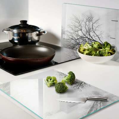 Schneidebrett mit Motiv einer winterlichen Landschaft und einem Baum