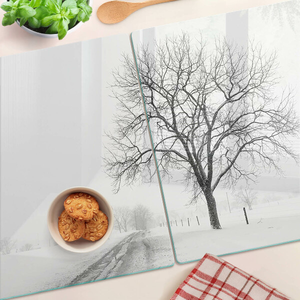 Schneidebrett Leere Winterlandschaft mit einem Baum