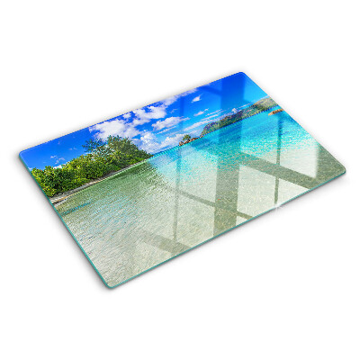 Glas schneidebrett Tropischer Strand mit azurblauem Wasser