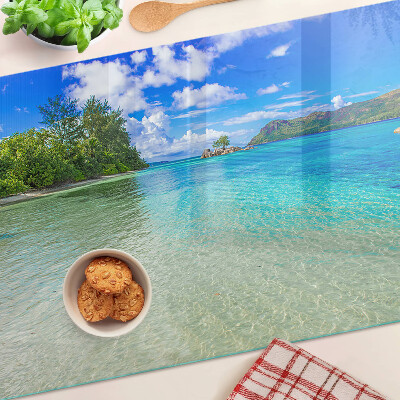 Glas schneidebrett Tropischer Strand mit azurblauem Wasser