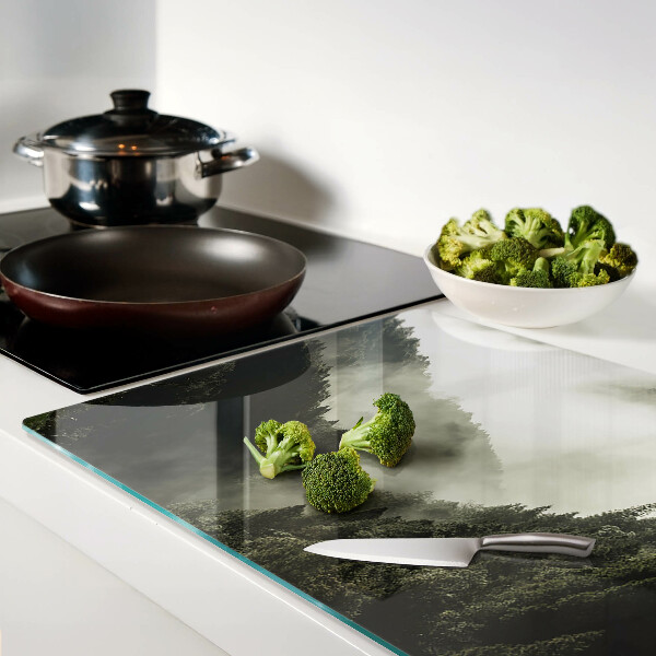 Schneidebrett mit Motiv einer Berglandschaft im Nebel