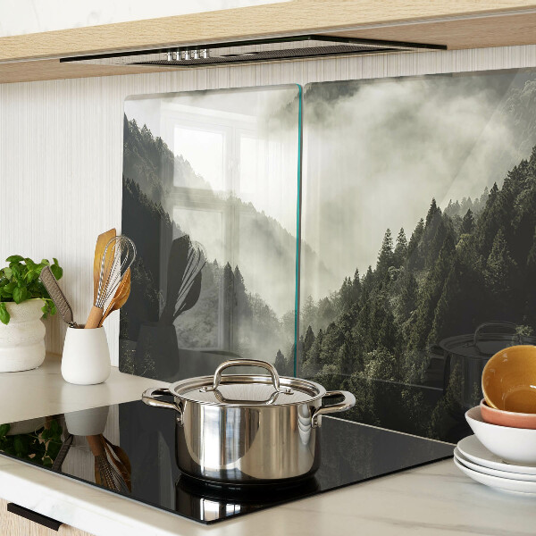 Schneidebrett mit Motiv einer Berglandschaft im Nebel