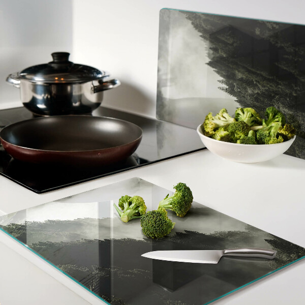 Schneidebrett mit Motiv einer Berglandschaft im Nebel