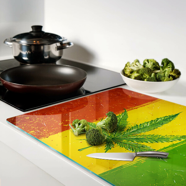 Glas schneidebrett Cannabisblatt auf farbigem Hintergrund