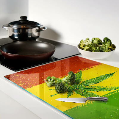 Glas schneidebrett Cannabisblatt auf farbigem Hintergrund