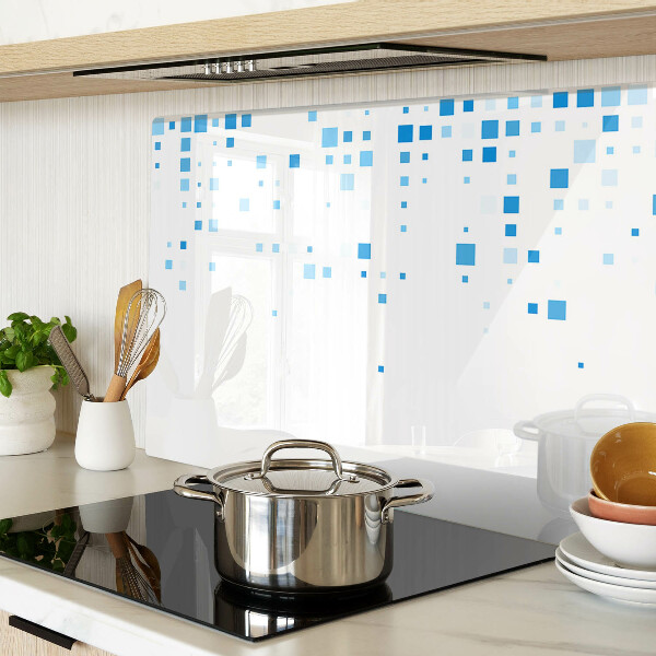 Glas-Schneidebrett mit blauem Quadratmuster auf weißem Hintergrund