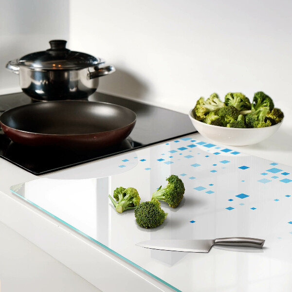 Glas-Schneidebrett mit blauem Quadratmuster auf weißem Hintergrund