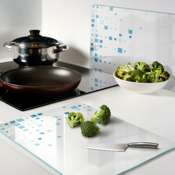 Glas-Schneidebrett mit blauem Quadratmuster auf weißem Hintergrund