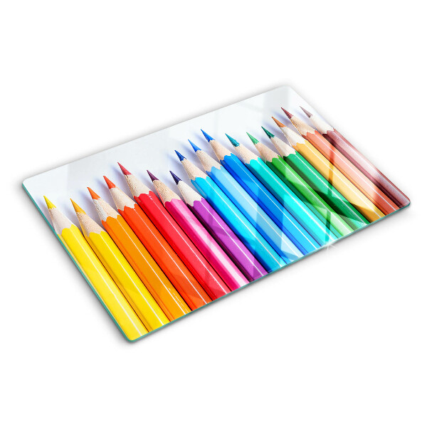 Schneidebrett Glas mit farbigen Stiften nebeneinander angeordnet