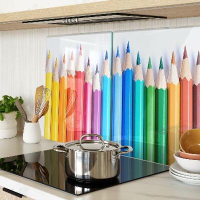 Schneidebrett Glas mit farbigen Stiften nebeneinander angeordnet