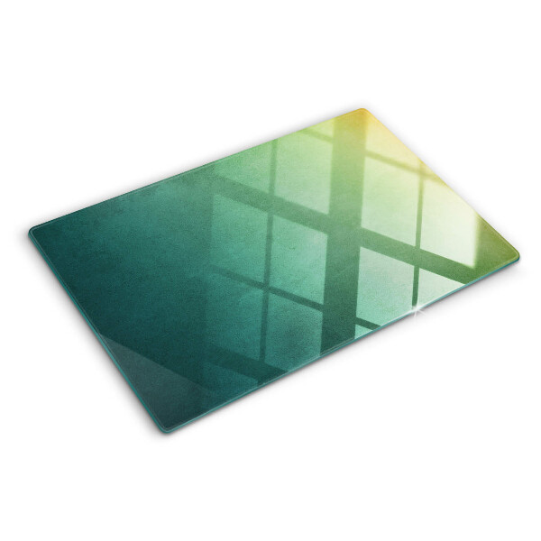 Schneidebrett mit einem Muster aus Gradientenreflexionen im Fenster