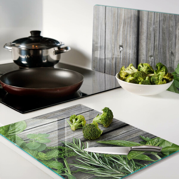 Glas schneidebrett Grüne Kräuter auf Holzgrund