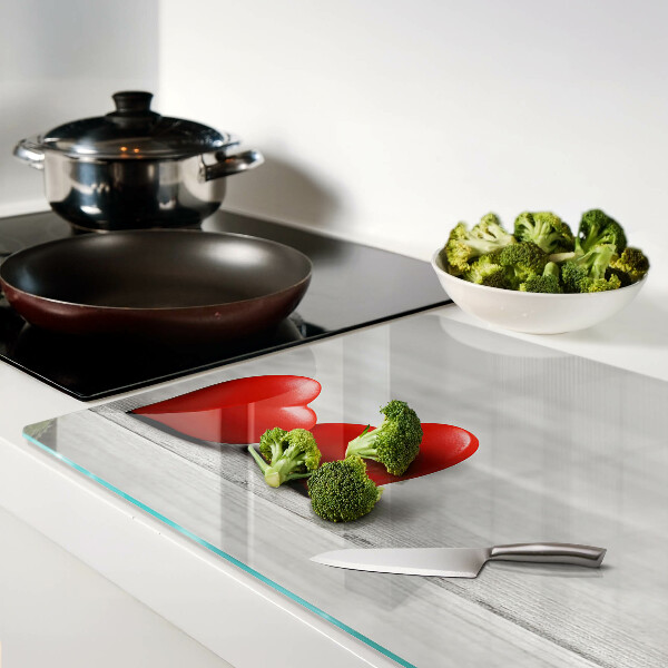 Schneidebrett Rote Herzen auf Holzgrund