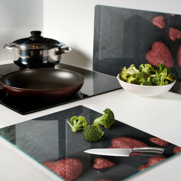 Schneidebrett glas Rote Herzen auf dunklem Hintergrund