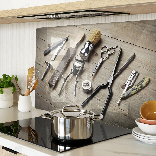 Glas schneidebrett Friseurwerkzeuge auf Holzgrund