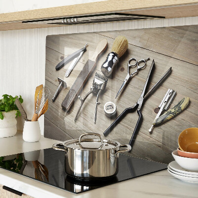 Glas schneidebrett Friseurwerkzeuge auf Holzgrund