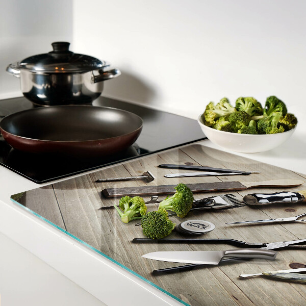 Glas schneidebrett Friseurwerkzeuge auf Holzgrund