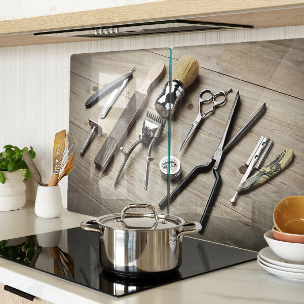 Glas-Schneidebrett mit Friseurwerkzeugen auf Holzoptik