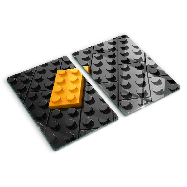 Glas-Schneidebrett mit Motiv aus LEGO-Steinen auf schwarzem Hintergrund