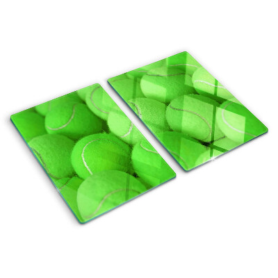 Schneidebrett mit Motiv von Tennisbällen auf grünem Hintergrund