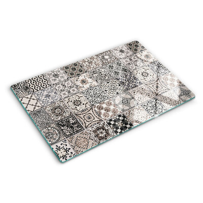 Schneidebrett mit Fliesenmuster in Grautönen