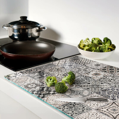 Schneidebrett mit Fliesenmuster in Grautönen