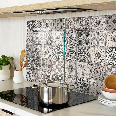 Schneidebrett mit Fliesenmuster in Grautönen