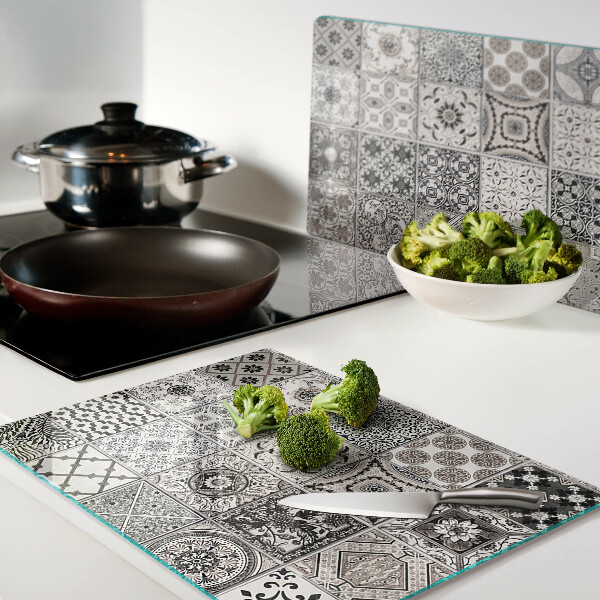 Schneidebrett mit Fliesenmuster in Grautönen