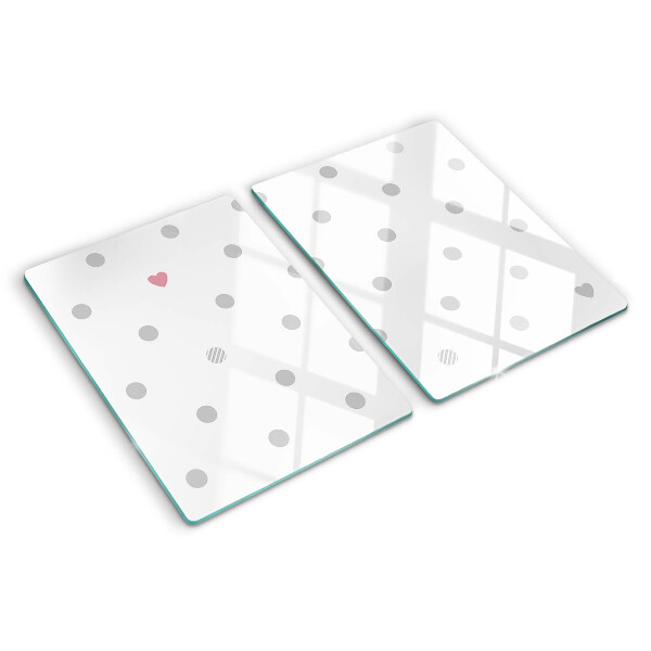 Schneidebrett mit Punkten und einem Herzmotiv