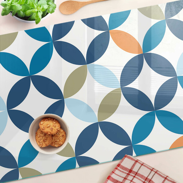 Glas-Schneidebrett mit einem Muster aus geometrischen Blättern in verschiedenen Farben