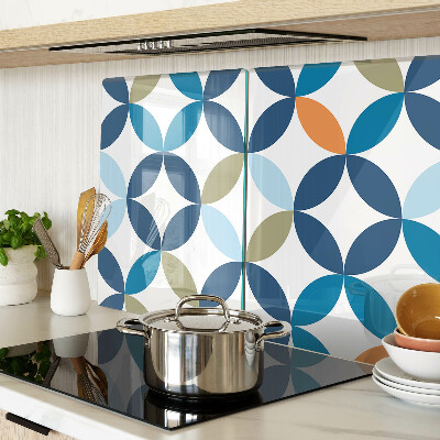 Glas-Schneidebrett mit einem Muster aus geometrischen Blättern in verschiedenen Farben